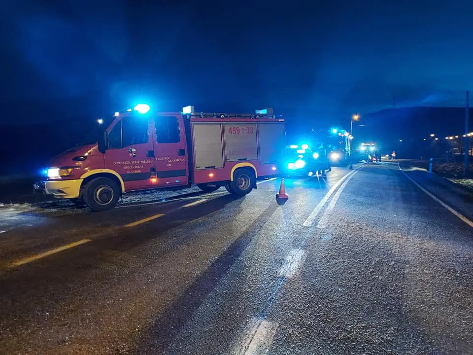 Wypadek na DK28 w Rabie Niżnej. Dachowała osobówka