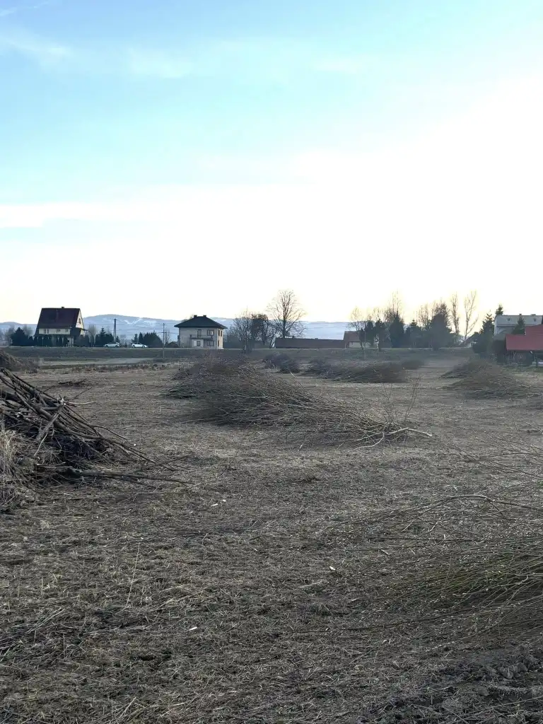 Ziemia przygotowana, plany gotowe. Gmina Chełmiec wkracza w kolejny etap budowy szkoły w Niskowej
