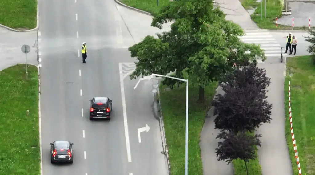 Nowy Sącz: Policjanci drogówki przy pomocy drona rejestrowali wykroczenia w rejonie przejść dla pieszych