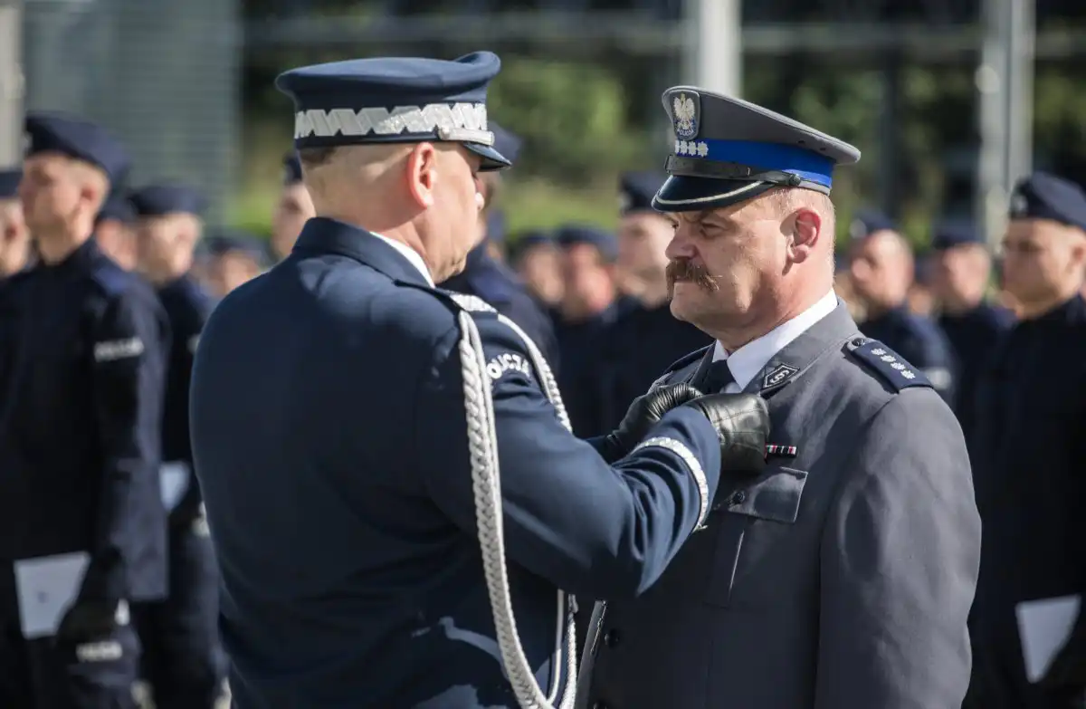 Zasłużeni sądeccy policjanci wyróżnieni. Burmistrz Starego Sącza Jacek Lelek z Medalem za Zasługi dla Policji