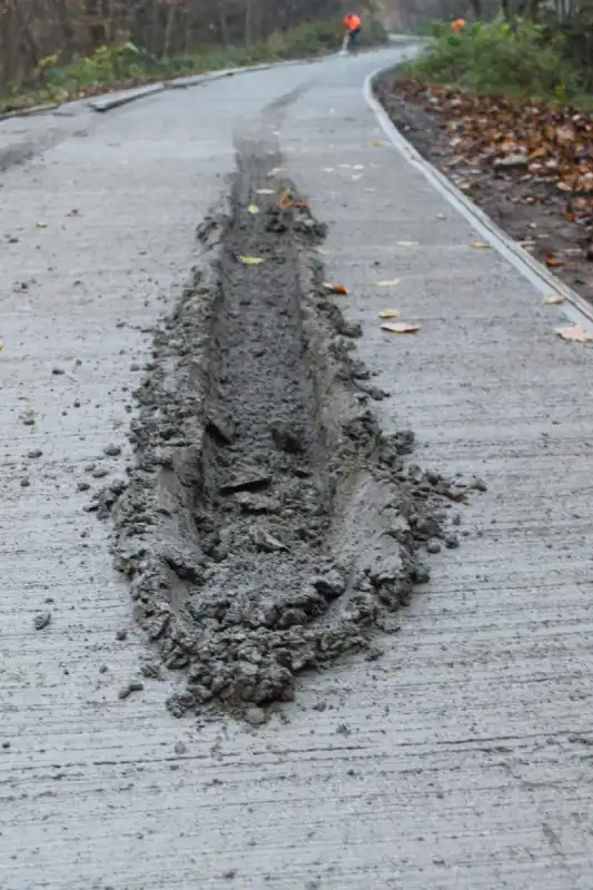 Nieznany sprawca uszkodził nowo wybudowany odcinek drogi w Łyczanej