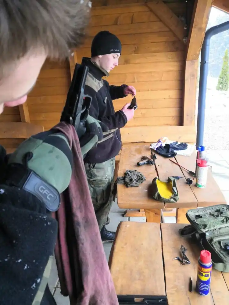Uczniowie klasy wojskowej z ZS w Marcinkowicach doskonalili umiejętności strzelając z AK47
