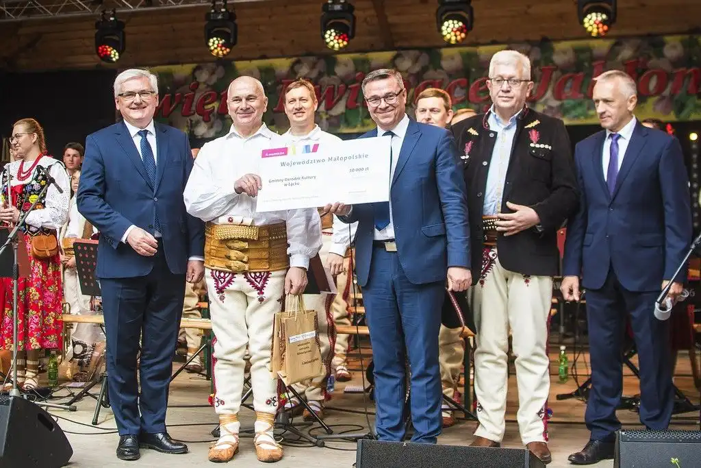 Niedzielne obchody Święta Kwitnącej Jabłoni w Łącku