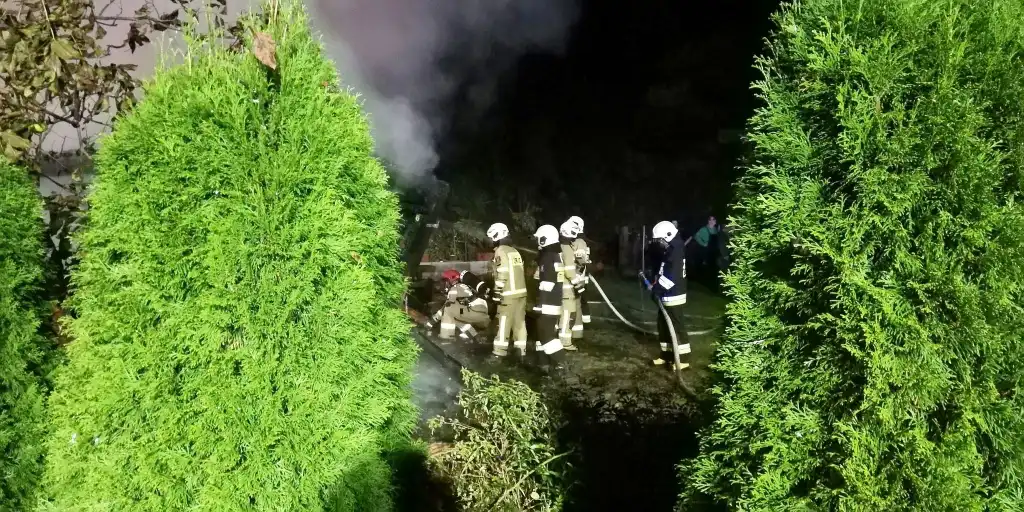 W Miliku spłonął drewniany garaż. Zagrożony rozprzestrzenieniem się ognia był dom