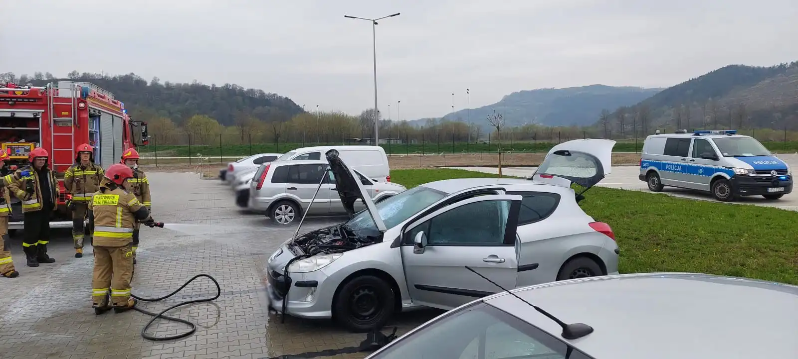 Pożar osobówki na parkingu w Wielogłowach