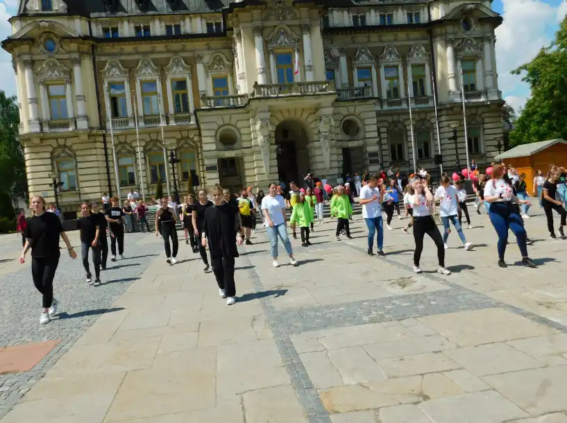 Jerusalema Dance Challenge przed sądeckim ratuszem