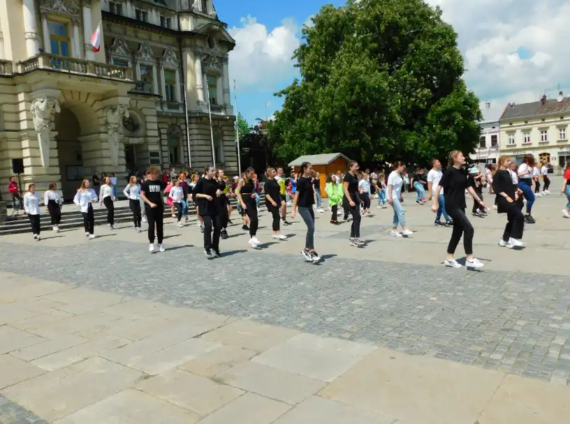 Jerusalema Dance Challenge przed sądeckim ratuszem