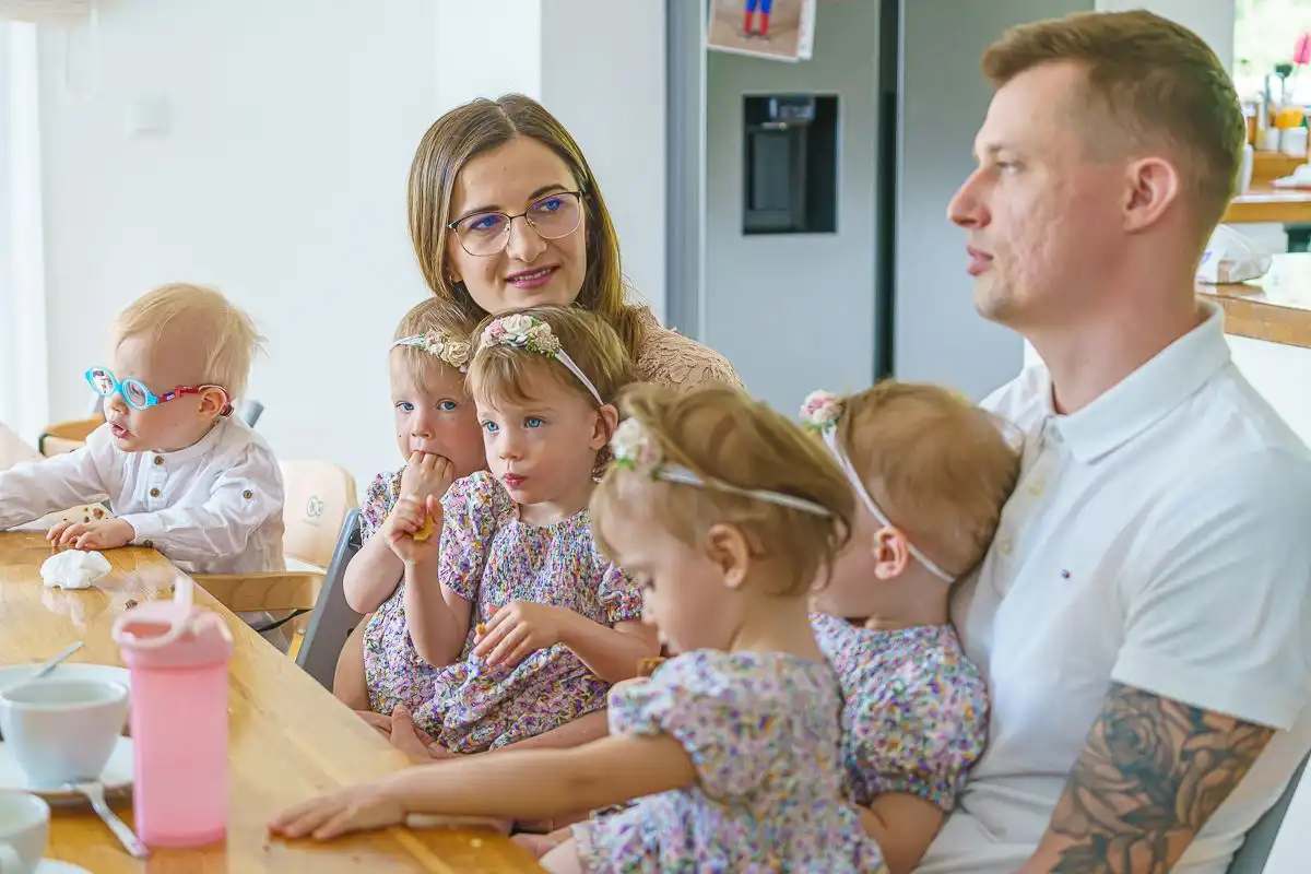 Z okazji Międzynarodowego Dnia Rodzin marszałek Witold Kozłowski odwiedził rodzinę sześcioraczków z Tylmanowej