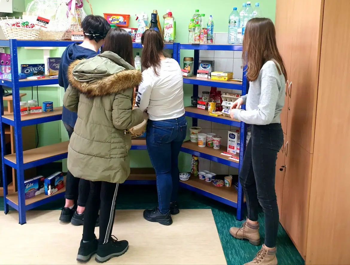 Zespół Szkół w Łącku: uczniowie metkują, kasują i wystawiają paragony
