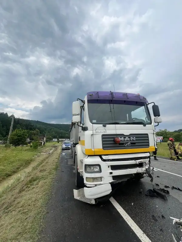 Wypadek na DK75 w Witowicach Dolnych. Zderzyły się dwa pojazdy
