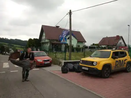 Od rana trwają prace porządkowe po wczorajszej wichurze nad Librantową