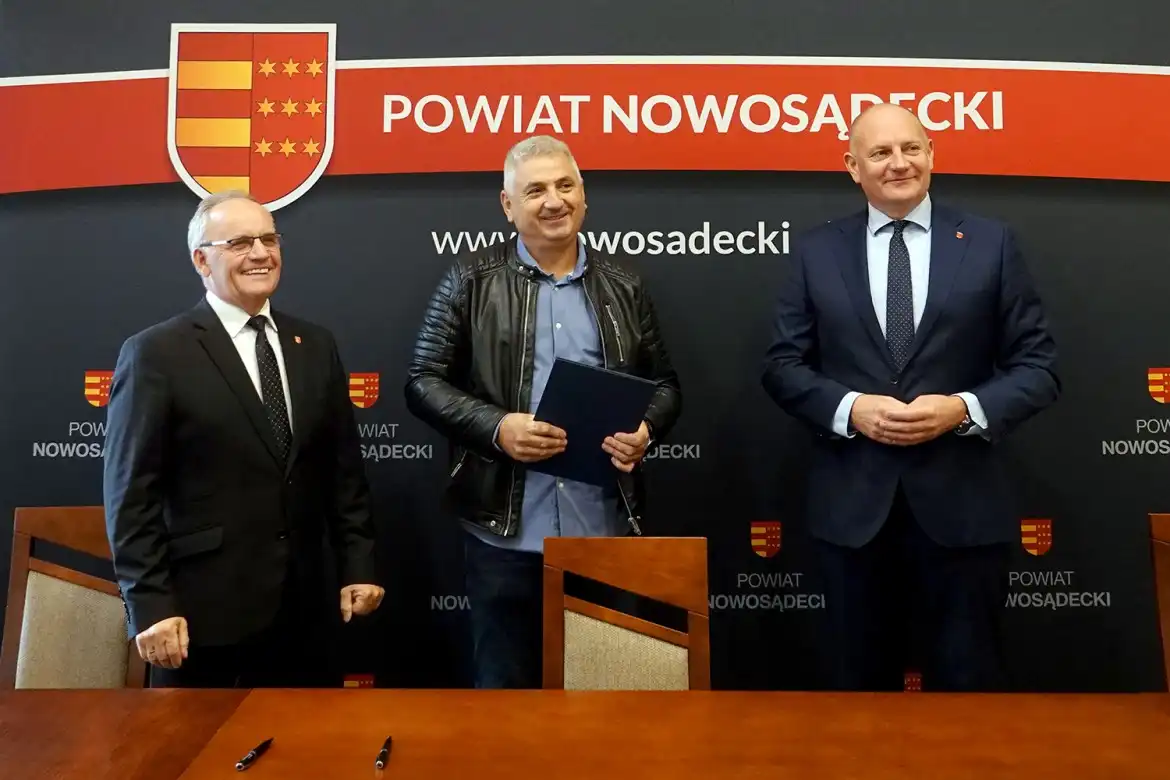 Nowosądeckie starostwo bez barier. Podpisano umowę na modernizację budynku