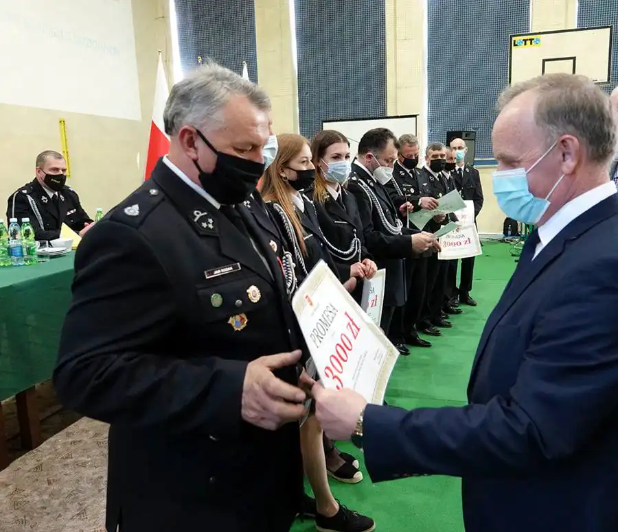 Strażacy z terenu miasta i gminy Grybów z promesą na zakup sprzętu