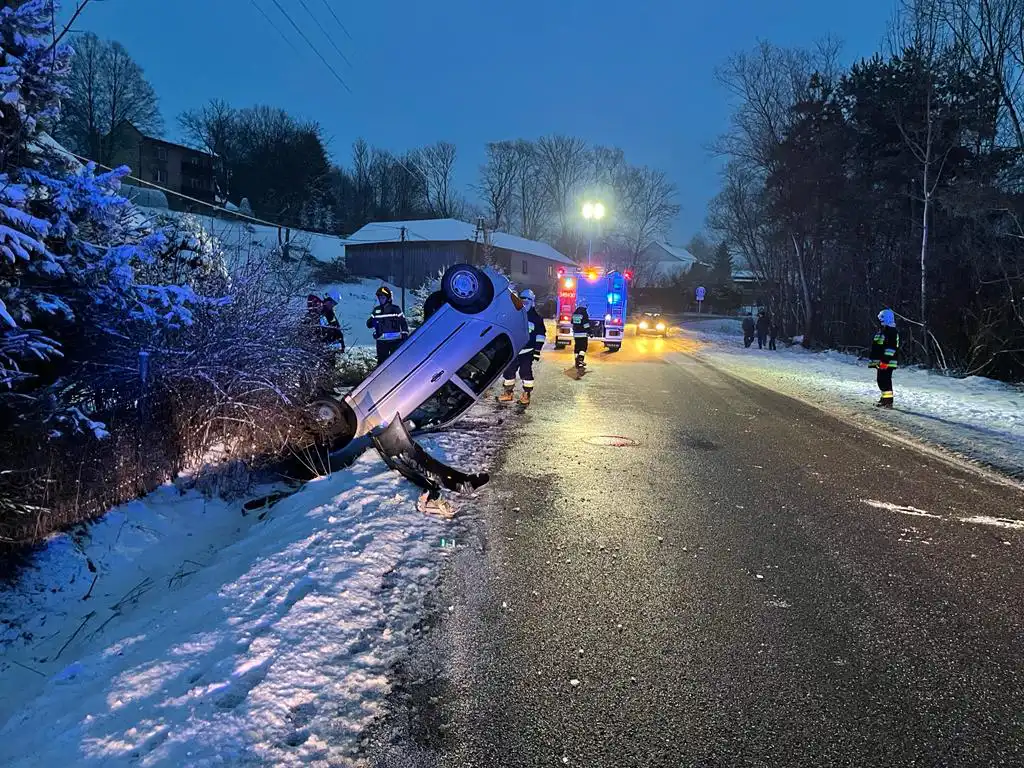 Bogusza: pojazd osobowy wypadł z drogi i dachował. Jedna osoba trafiła do szpitala