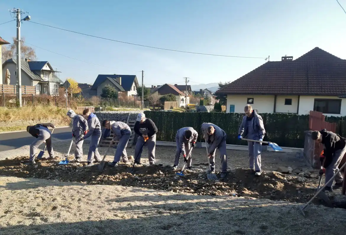 Uczniowie ZS w Łącku murują, malują i kładą płytki
