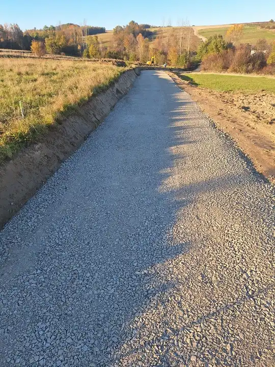 Postępy w budowie dróg w Racławicach. Zagospodarowanie poscaleniowe w pełnym toku