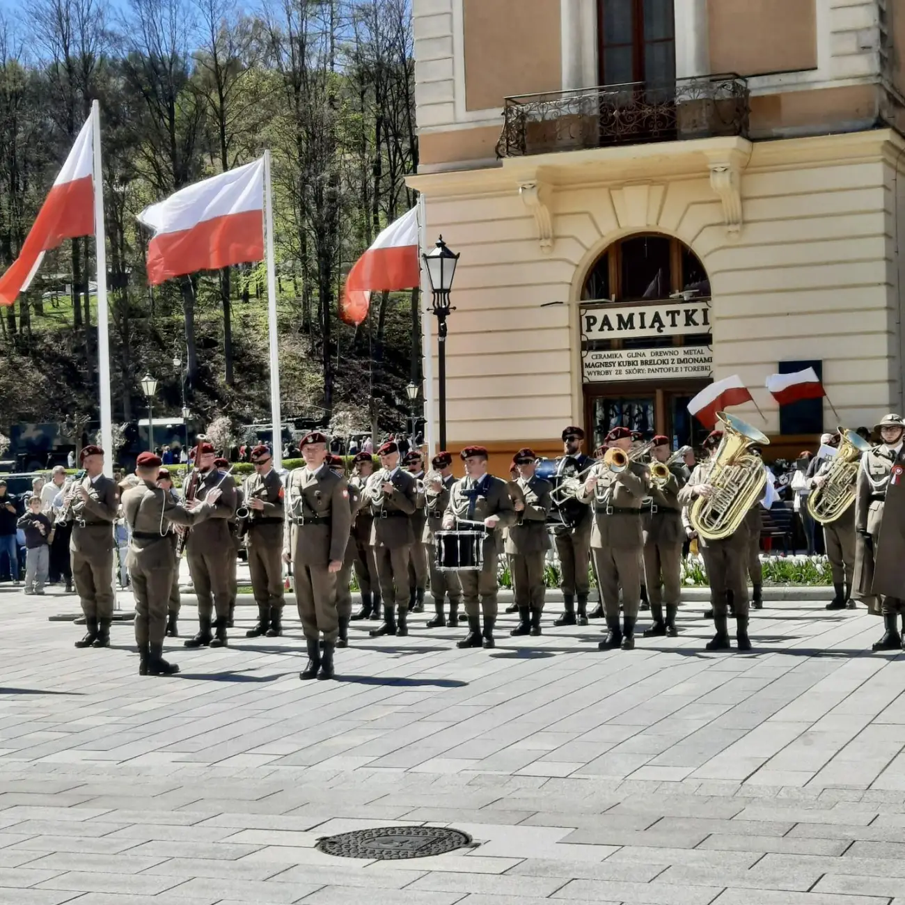 Grochówka, pokazy i orkiestra. Święto Flagi na krynickim deptaku