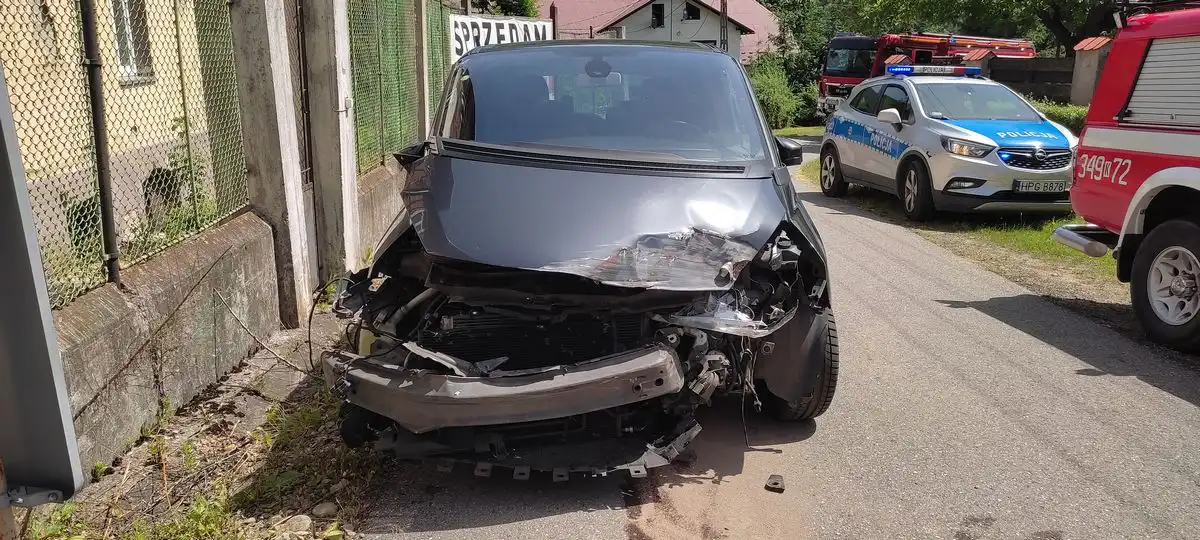 Wjechali pod pociąg na niestrzeżonym przejeździe