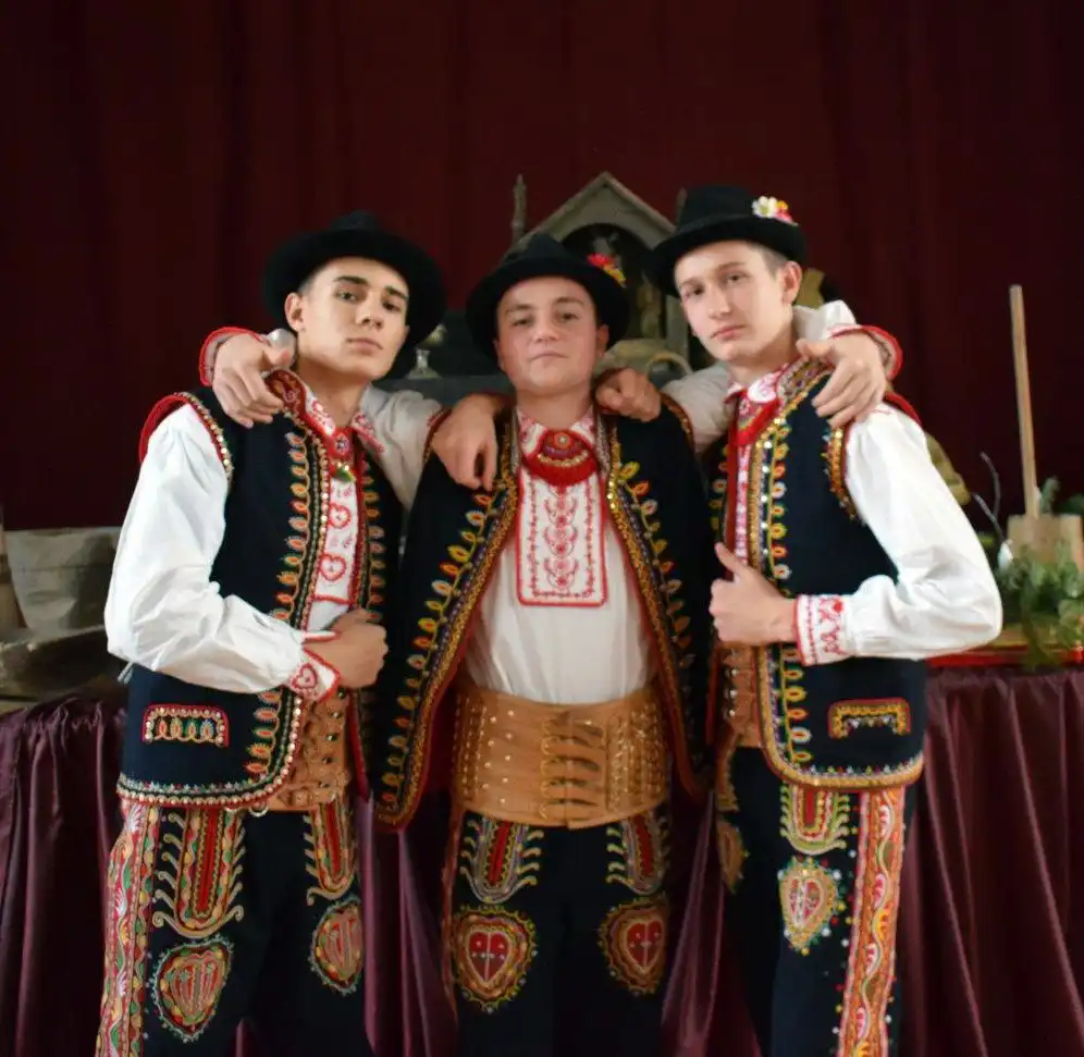 Uczniowie i nauczyciele ZS w Marcinkowicach pielęgnują pamięć o lokalnej historii i tradycji