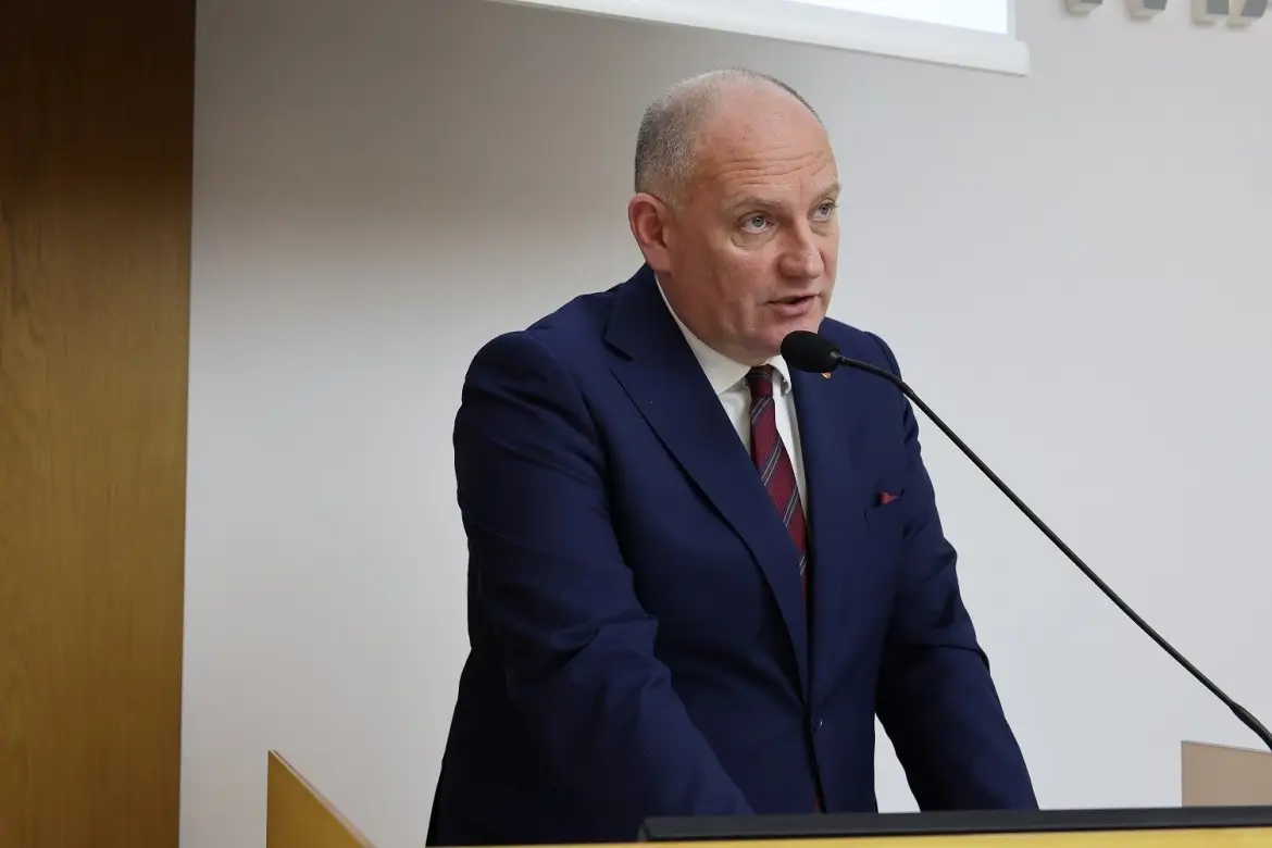 Sesja Rady Powiatu: inwestycje w szpital, zmiany granic i konkursy kadrowe