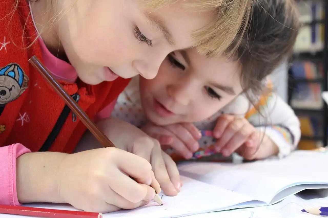 5,3 miliona uczniów i 153 miliardy złotych. Tak wygląda polska edukacja 2024/2025