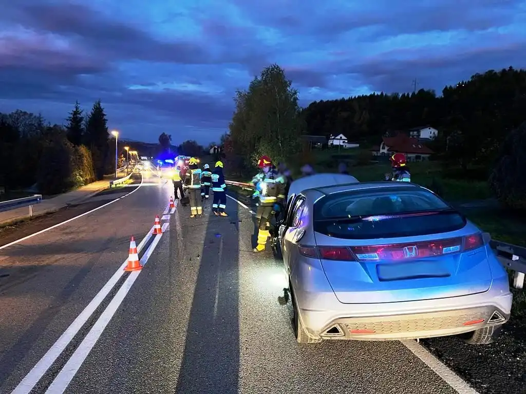 Kolizja w Cieniawie. Z osobówki "wyrwało" koło