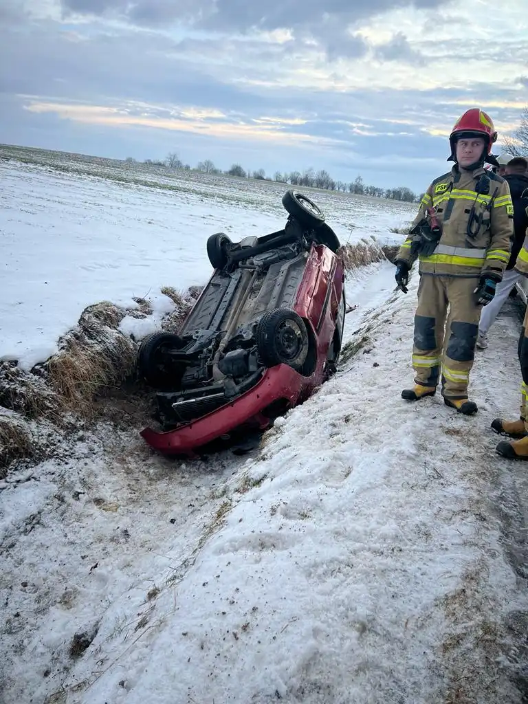 Wypadek w Mokrej Wsi. Dachowała osobówka. Dwie osoby poszkodowane