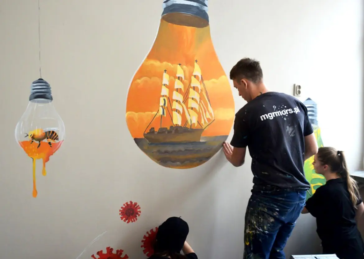 Mgr Mors i uczniowie starosądeckiego LO w dwa dni stworzyli niezwykły mural w sali biologicznej