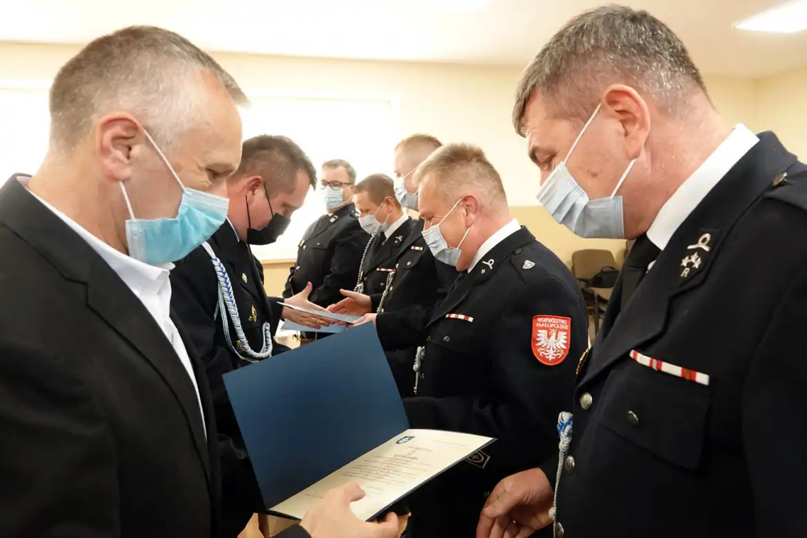 Promesa i honorowe odznaczenia dla strażaków ochotników z OSP w Zabrzeży