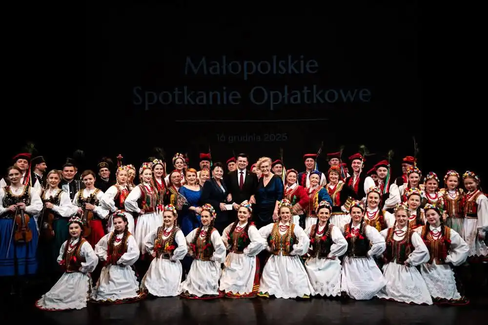 Łamanie się opłatkiem i kolędy. Limanowa obecna na świątecznym spotkaniu w Krakowie