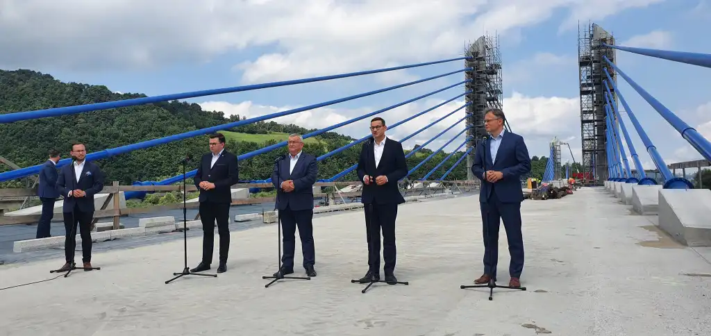 Budowa nowego mostu na Dunajcu w Kurowie idzie zgodnie z planem