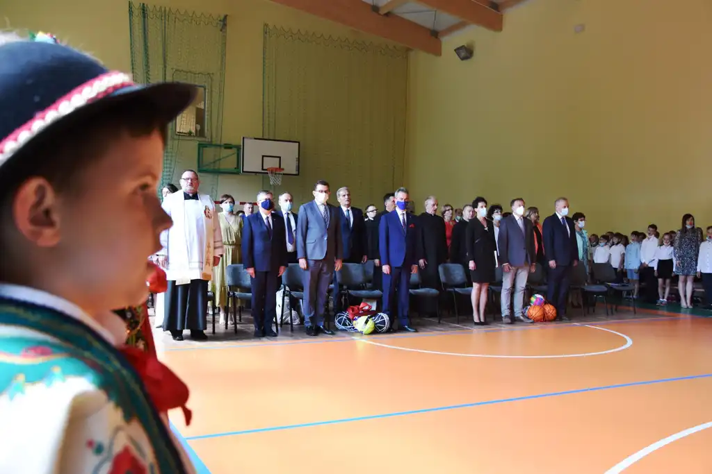 Gmina Laskowa: Uroczyste poświęcenie nowej sali gimnastycznej przy SP w Żmiącej