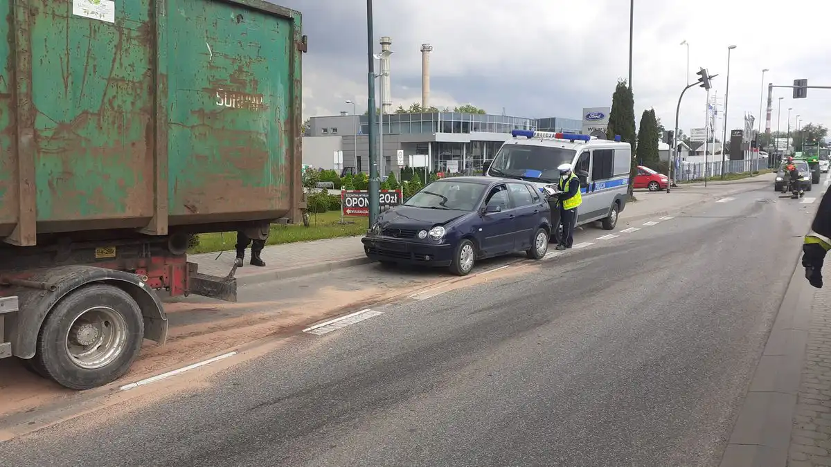 Na ul. Węgierskiej w Nowym Sączu samochód osobowy zderzył się z ciężarówką