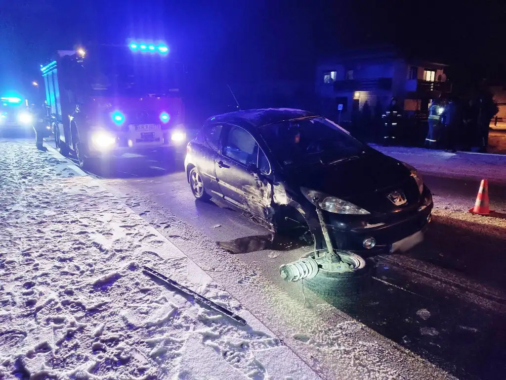 Kolizja w Chełmcu. Zderzyły się dwie osobówki