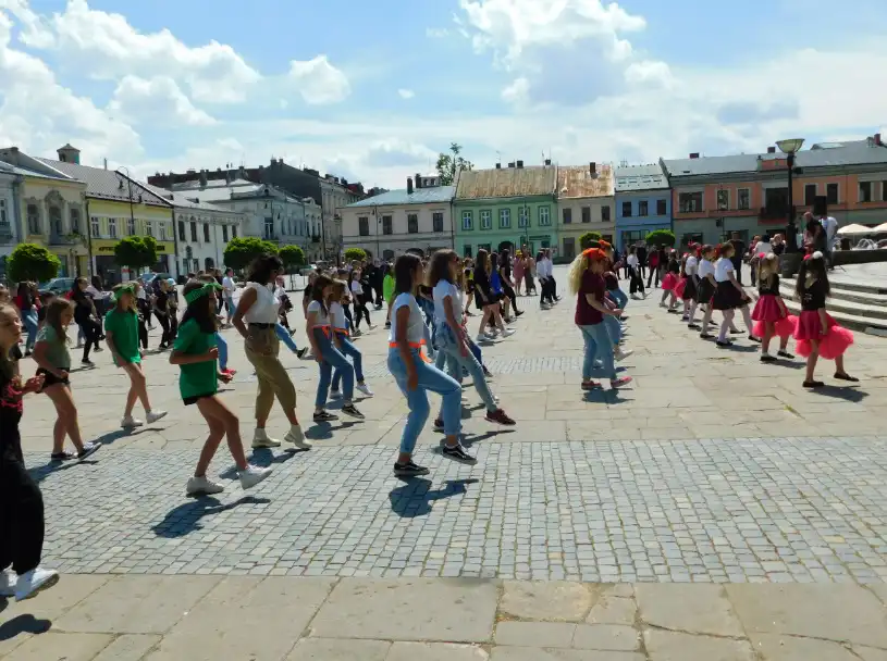 Jerusalema Dance Challenge przed sądeckim ratuszem