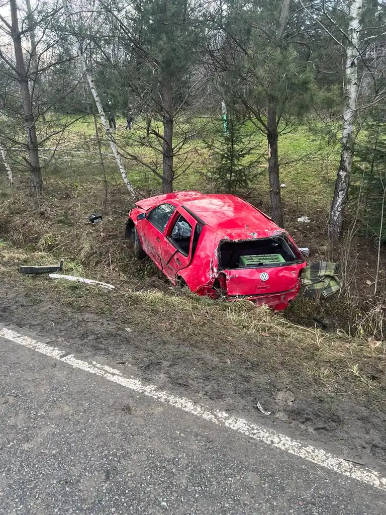 Wypadek w Korzennej. Samochód osobowy wypadł z drogi. Dwie osoby trafiły do szpitala