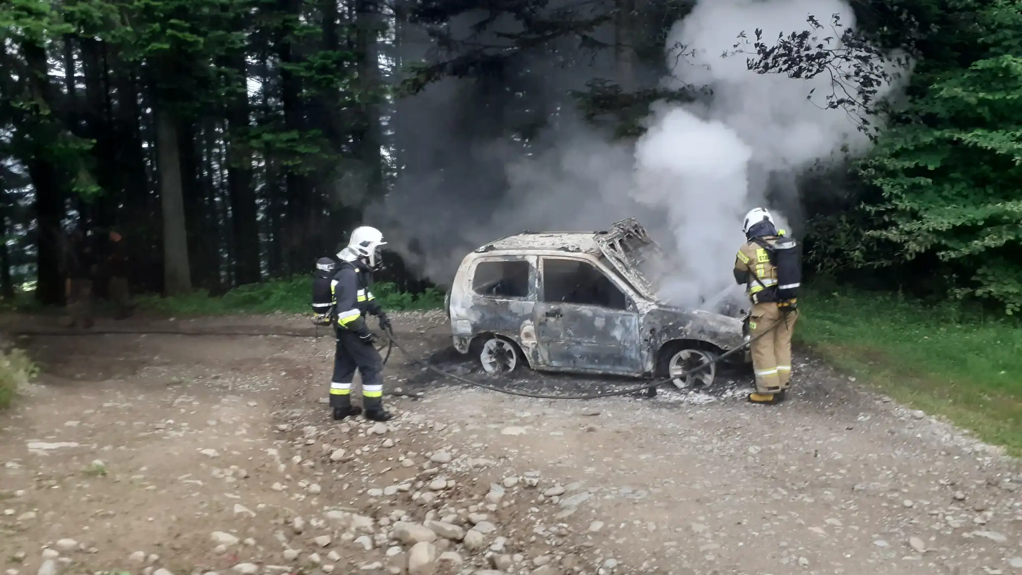 Pożar osobówki w Gaboniu. Auto znajdowało się w bliskim sąsiedztwie lasu