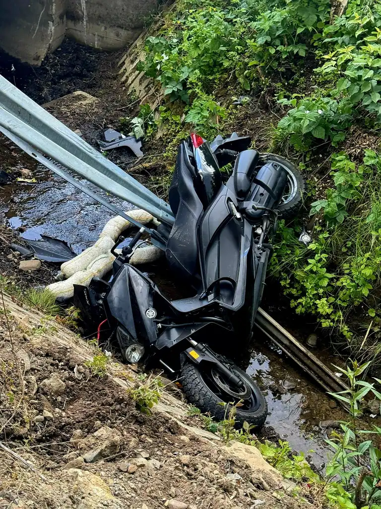 Wypadek w Pogorzanach. Motocykl uderzył w barierę energochłonną. Interweniował śmigłowiec LPR