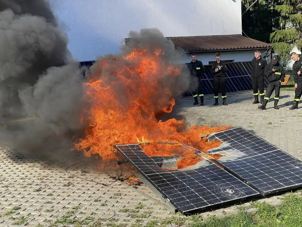 Strażacy w Tęgoborzy uczą się, jak ratować w dobie energii odnawialnej