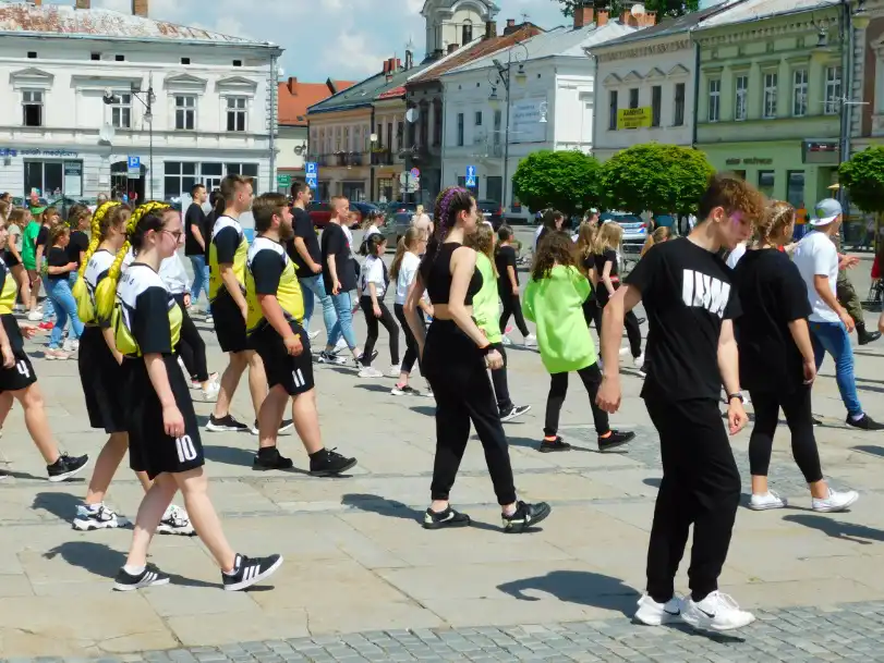 Jerusalema Dance Challenge przed sądeckim ratuszem
