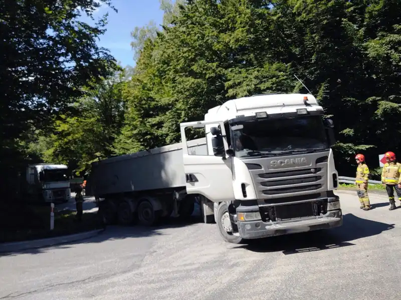 Bartkowa-Posadowa: ciężarówka tarasowała drogę na stromym wzniesieniu