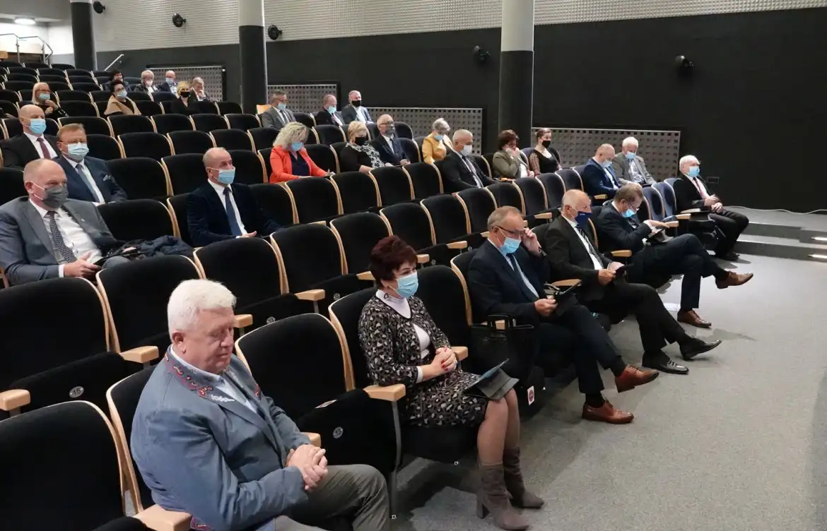O inwestycjach i remontach zniszczonych wskutek powodzi dróg, na Sesji Rady Powiatu Nowosądeckiego