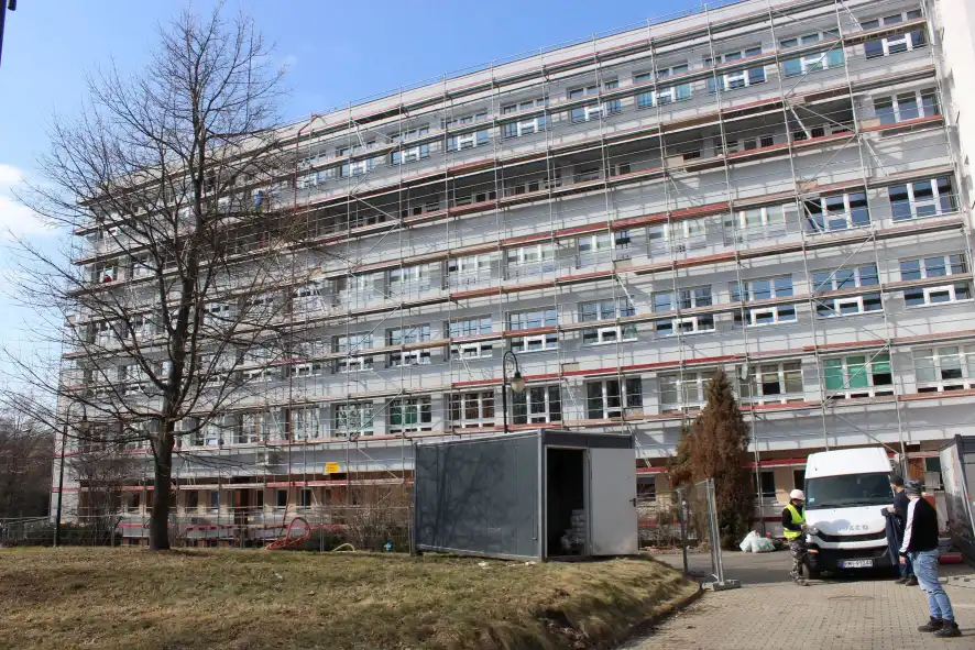 Postępują prace związane z termomodernizacją budynku limanowskiego Szpitala