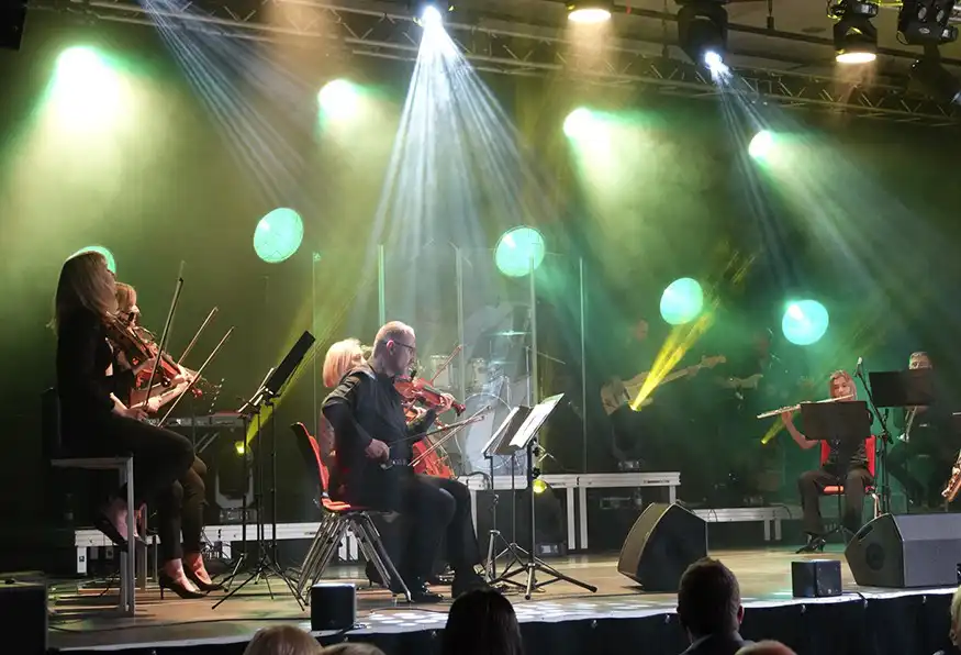 Koncert "EVERGREENS" w krynickiej Pijalni. W trakcie imprezy wystąpił Tomasz Bulzak