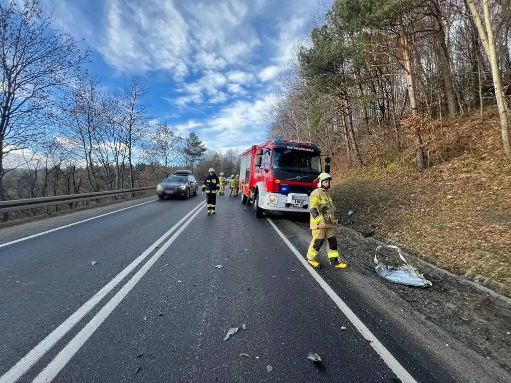Wypadek w Grybowie. Samochód osobowy zderzył się z ciężarówką