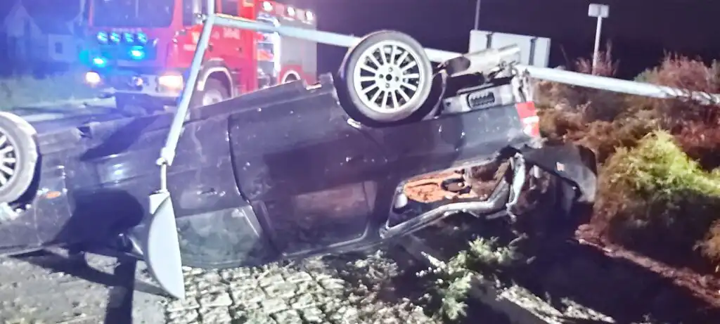 Wypadek w Naszacowicach. Dachowała osobówka. Kierowcy nie było na miejscu zdarzenia