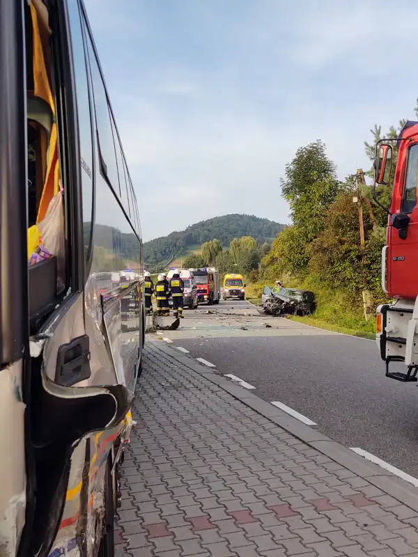 Wypadek w Tęgoborzy. Autokar zderzył się z osobówką. Dziecko trafiło do szpitala