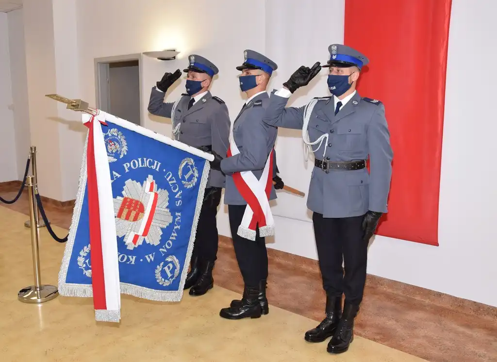 Starosta nowosądecki uhonorował zasłużonych funkcjonariuszy Policji Srebrnym Jabłkiem Sądeckim