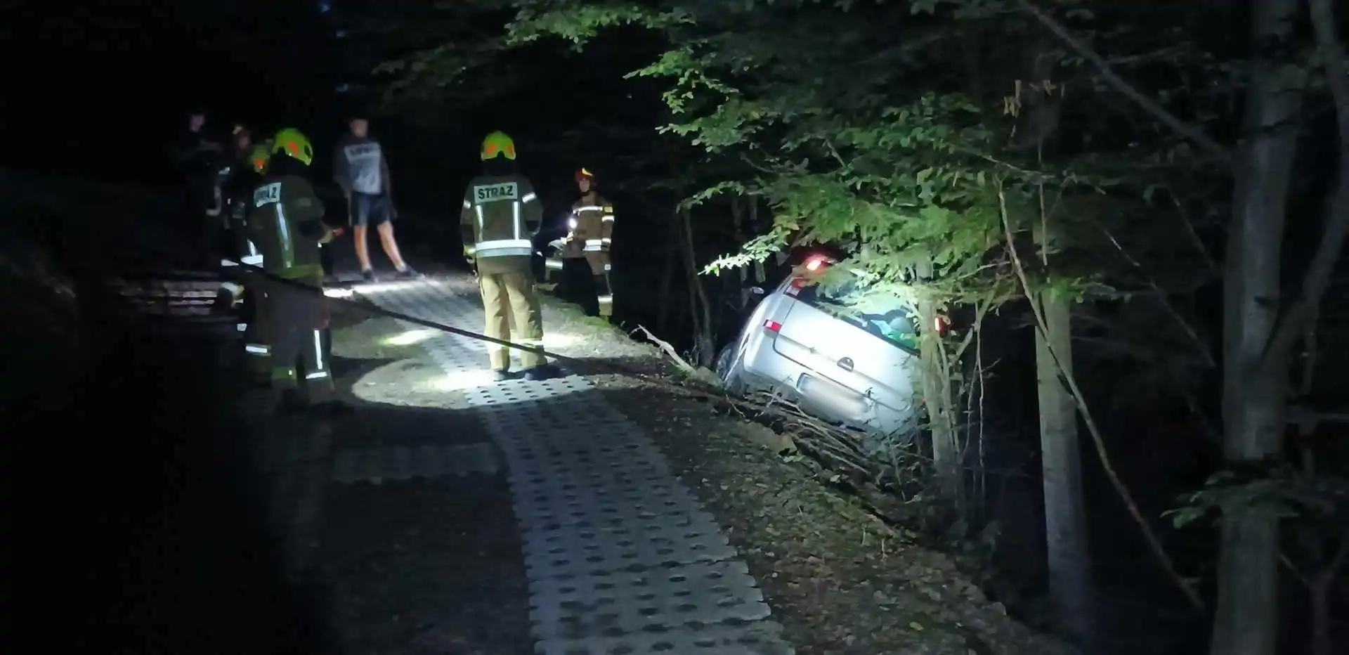 Strażacy mieli pełne ręce roboty. Wypadek w Łososinie Dolnej i Rytrze