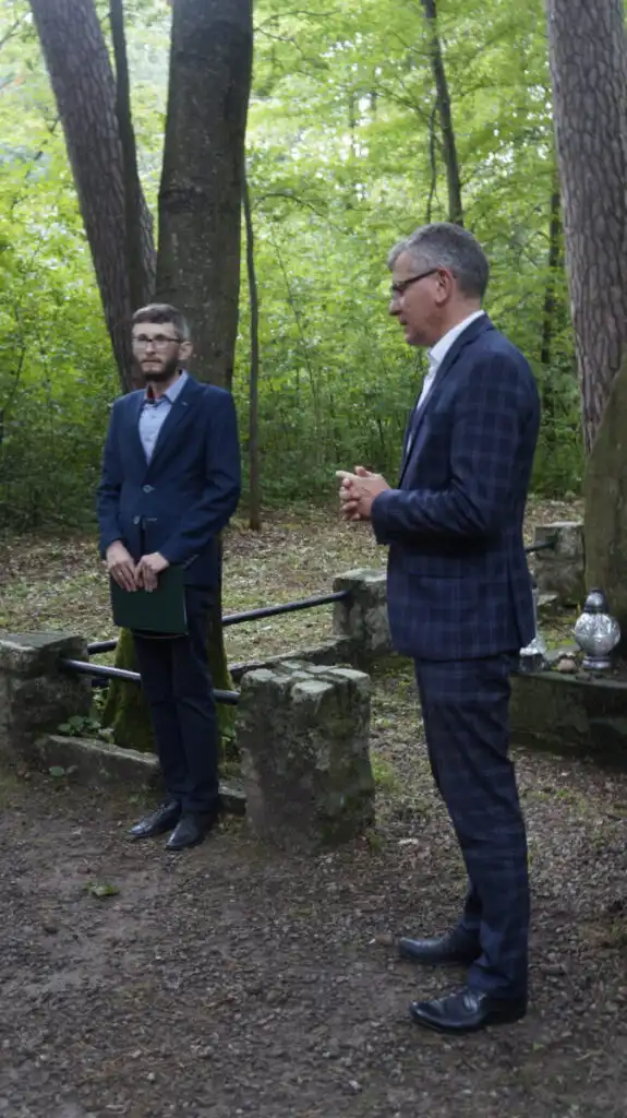 Starosądeczanie przy pomniku w dzielnicy Piaski oddali hołd pomordowanym